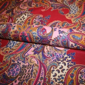 Rubino uld silke stof med paisleyprint